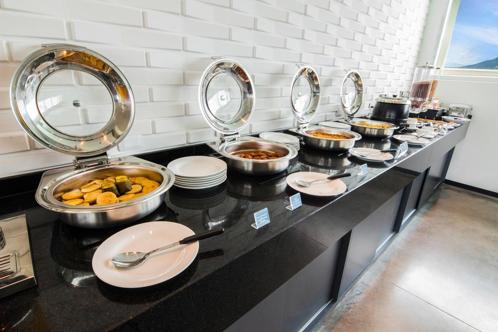 Sonesta Hotel Bucaramanga Floridablanca Exterior photo A buffet at an airport lounge