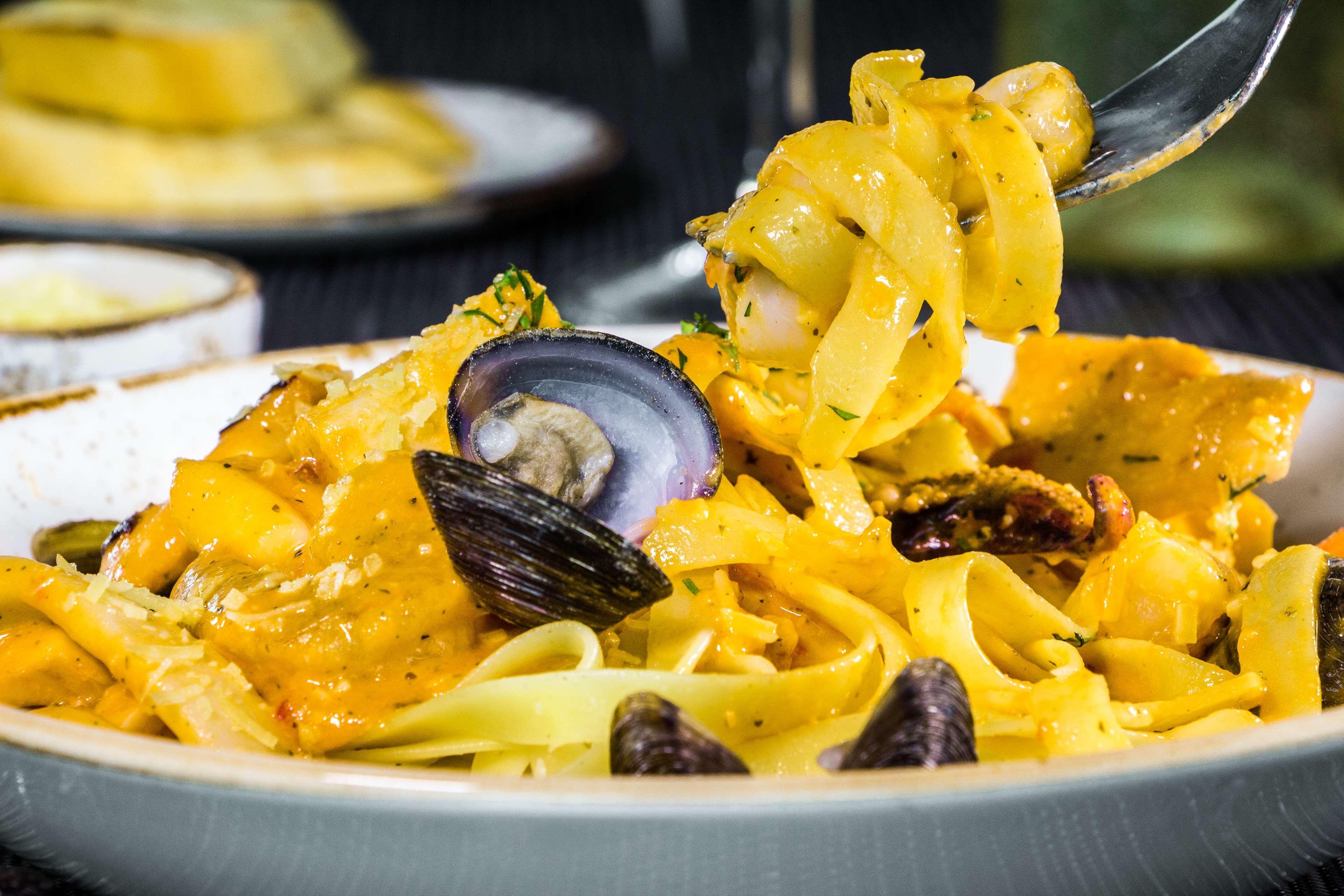 Sonesta Hotel Bucaramanga Floridablanca Exterior photo A seafood pasta