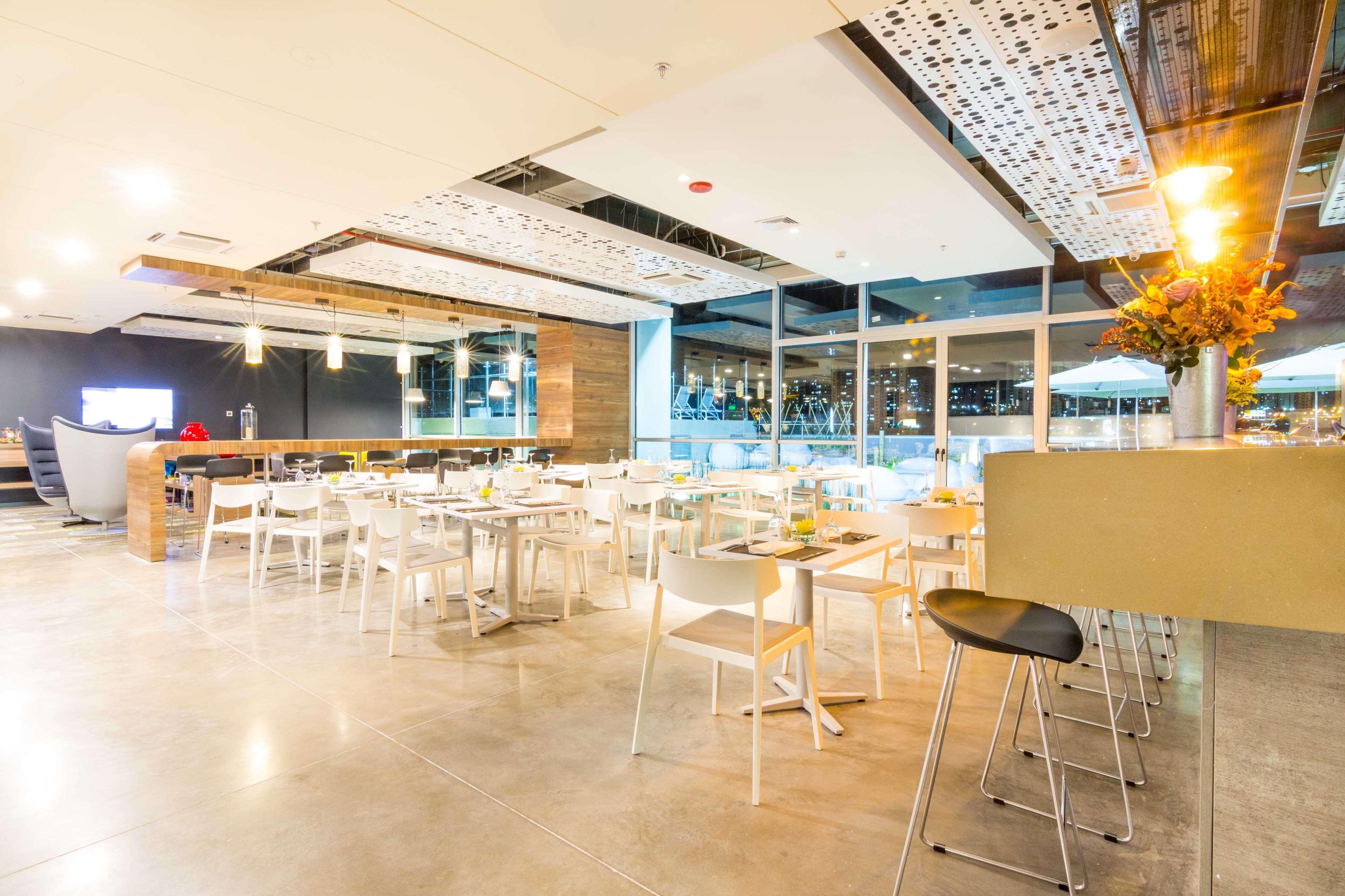 Sonesta Hotel Bucaramanga Floridablanca Exterior photo The interior of the airport's business lounge