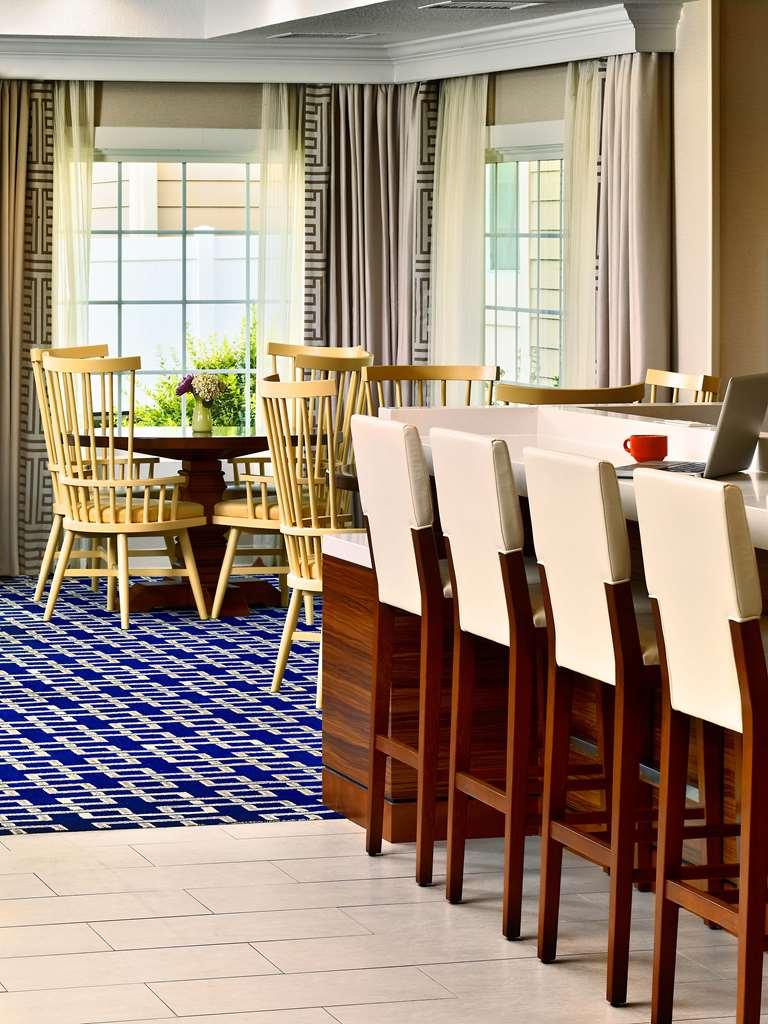 Sonesta Hotel Bucaramanga Floridablanca Restaurant photo A blue and white carpet