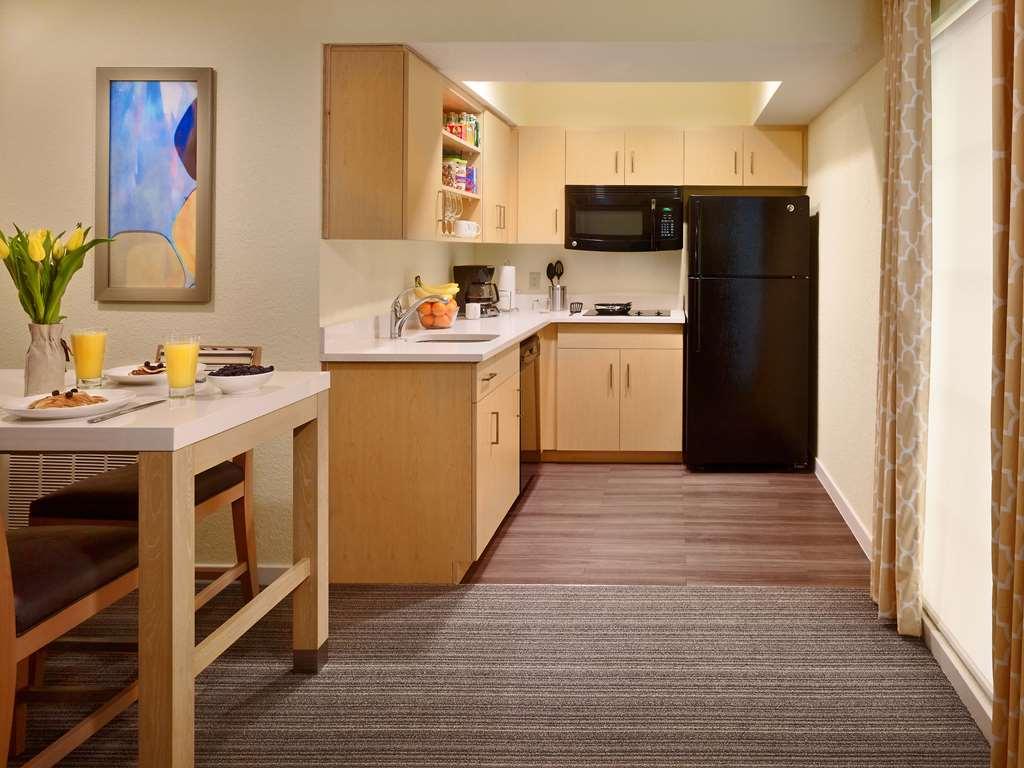 Sonesta Hotel Bucaramanga Floridablanca Room photo Kitchenette