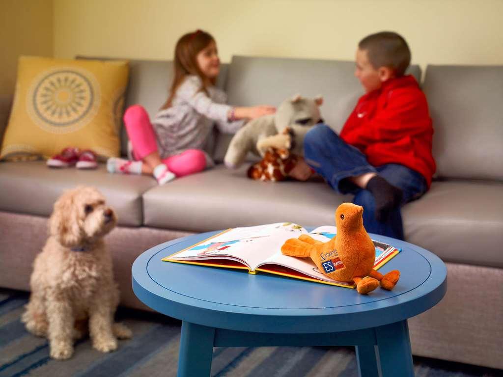 Sonesta Hotel Bucaramanga Floridablanca Room photo A child with a service dog
