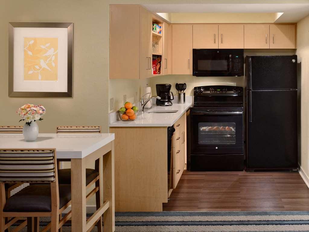 Sonesta Hotel Bucaramanga Floridablanca Room photo A typical kitchen in a Residence Inn