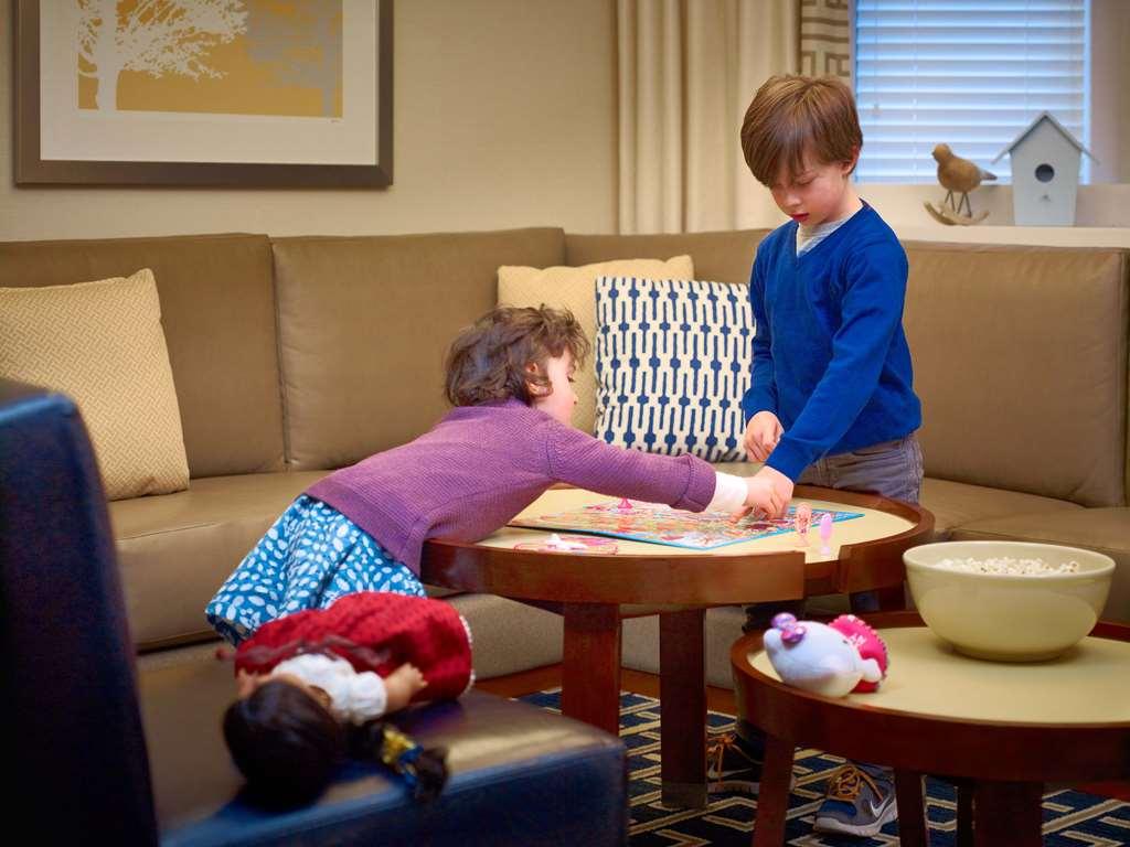 Sonesta Hotel Bucaramanga Floridablanca Facilities photo Children playing with a board game